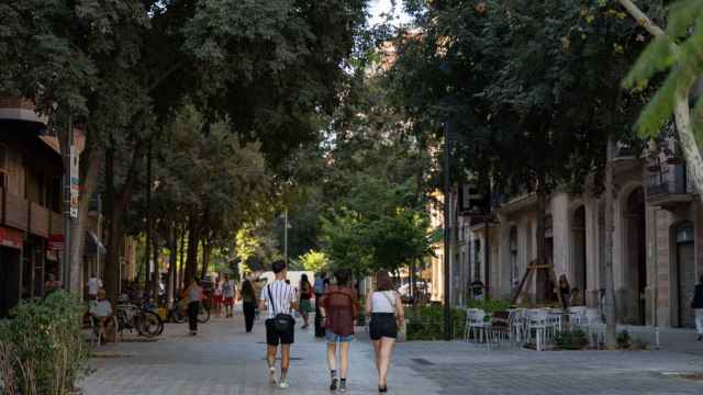Varias personas caminan por la superilla de Consell de Cent de Barcelona