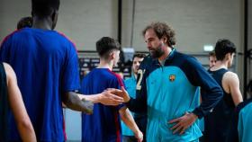 Roger Grimau, saludando a los jugadores del Barça B de basket