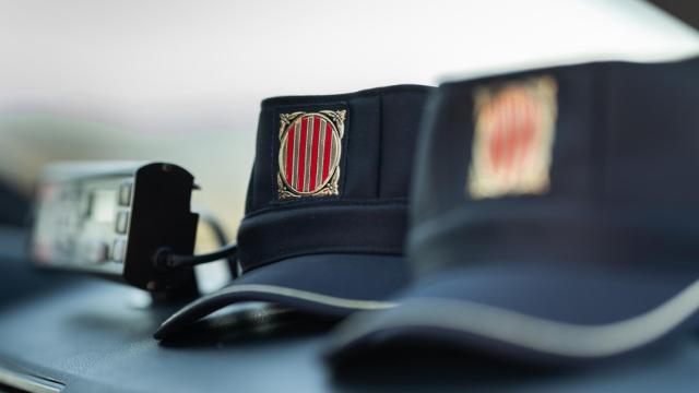 Gorras de los Mossos d'Esquadra en un vehículo policial