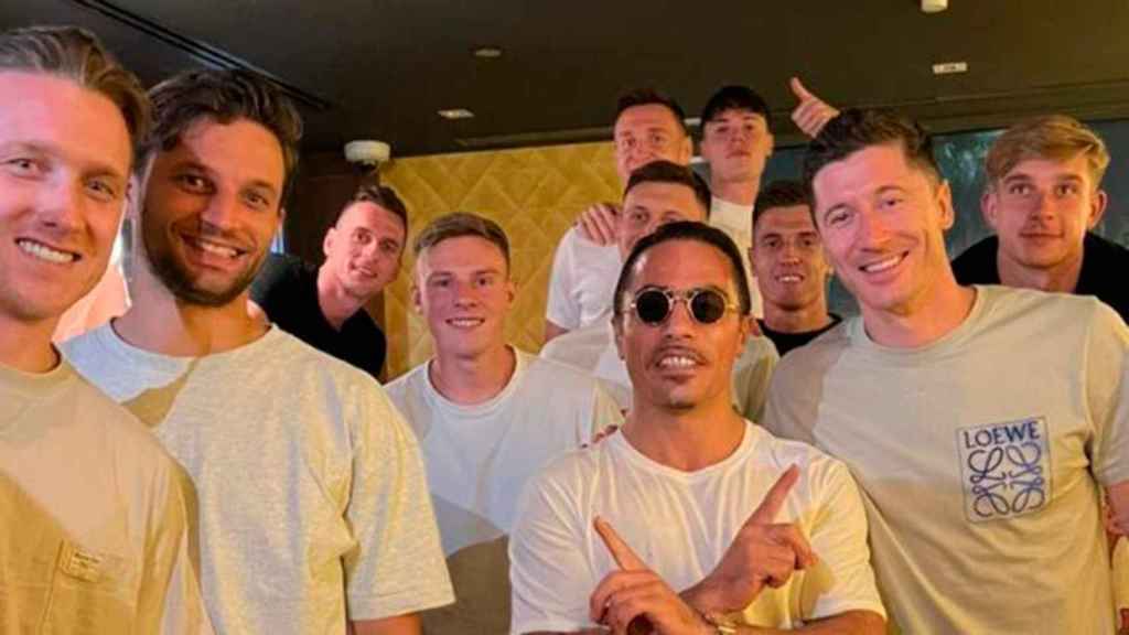 Robert Lewandowski y los jugadores de Polonia, junto a Salt Bae