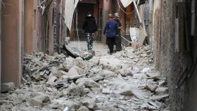 Destrozos en una calle de Marrakech a primera hora de este sábado