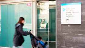 Una usuaria, entrando en un centro de atención primaria (CAP) de Barcelona