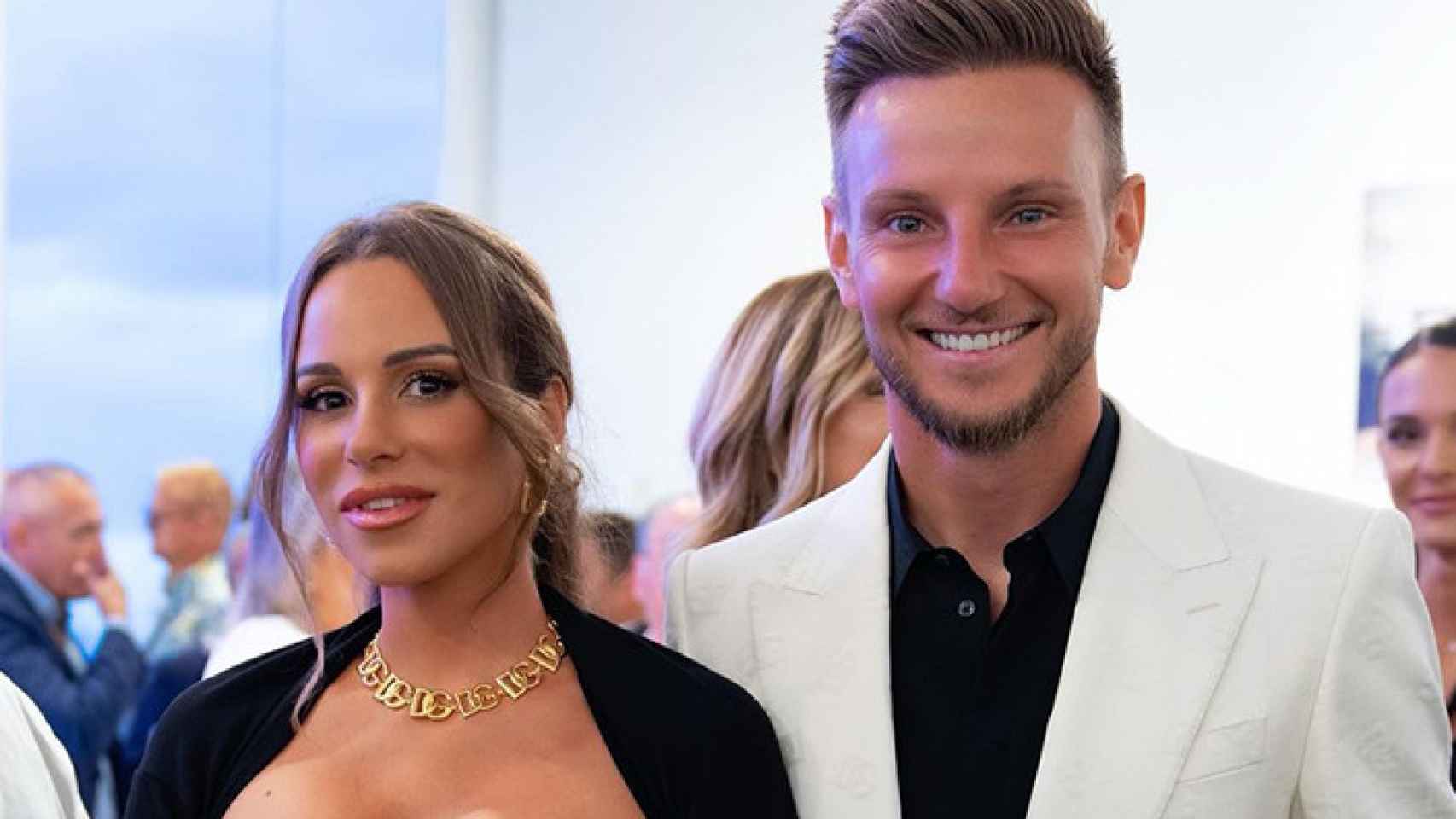 Raquel Mauri e Ivan Rakitic posan en una exposición de Dolce Gabbana