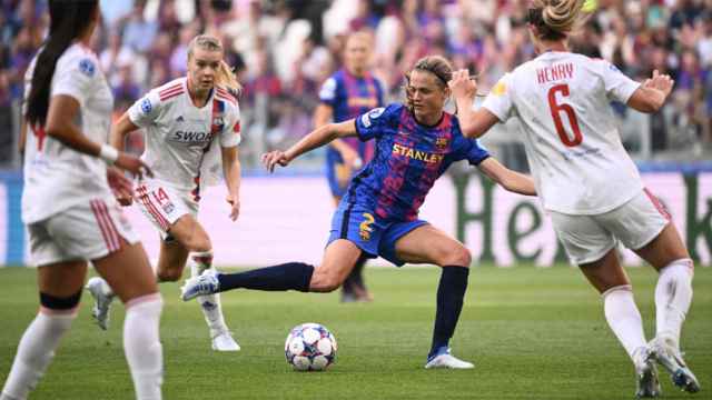 Irene Paredes, rodeada de jugadoras del Olympique de Lyon