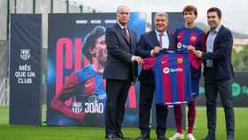 Deco, junto a Rafa Yuste y Joan Laporta, en la presentación de Joao Félix con el Barça