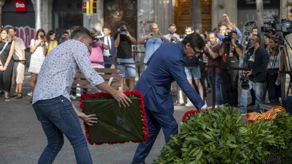 El líder del PSC, Salvador Illa (d), coloca una ofrenda ante el monumento de Rafael Casanova con motivo de la Diada