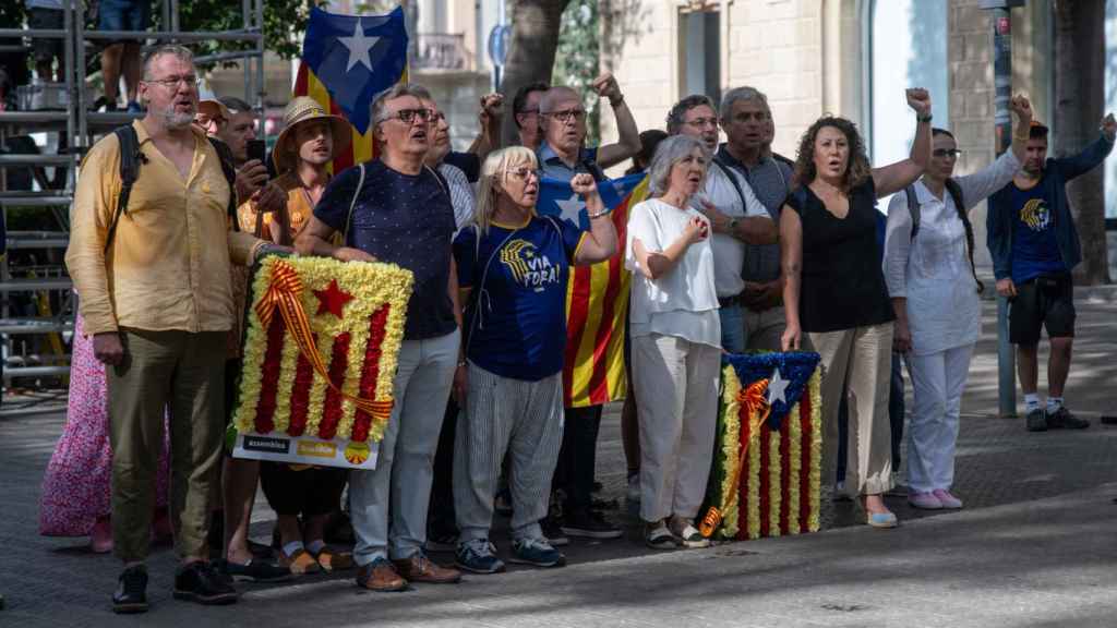 La presidenta de la ANC, Dolors Feliu (4d), durante la tradicional ofrenda floral ante el monumento de Rafael Casanova