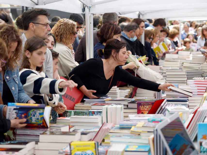 Gran interés por los libros en la celebración de Sant Jordi en Barcelona