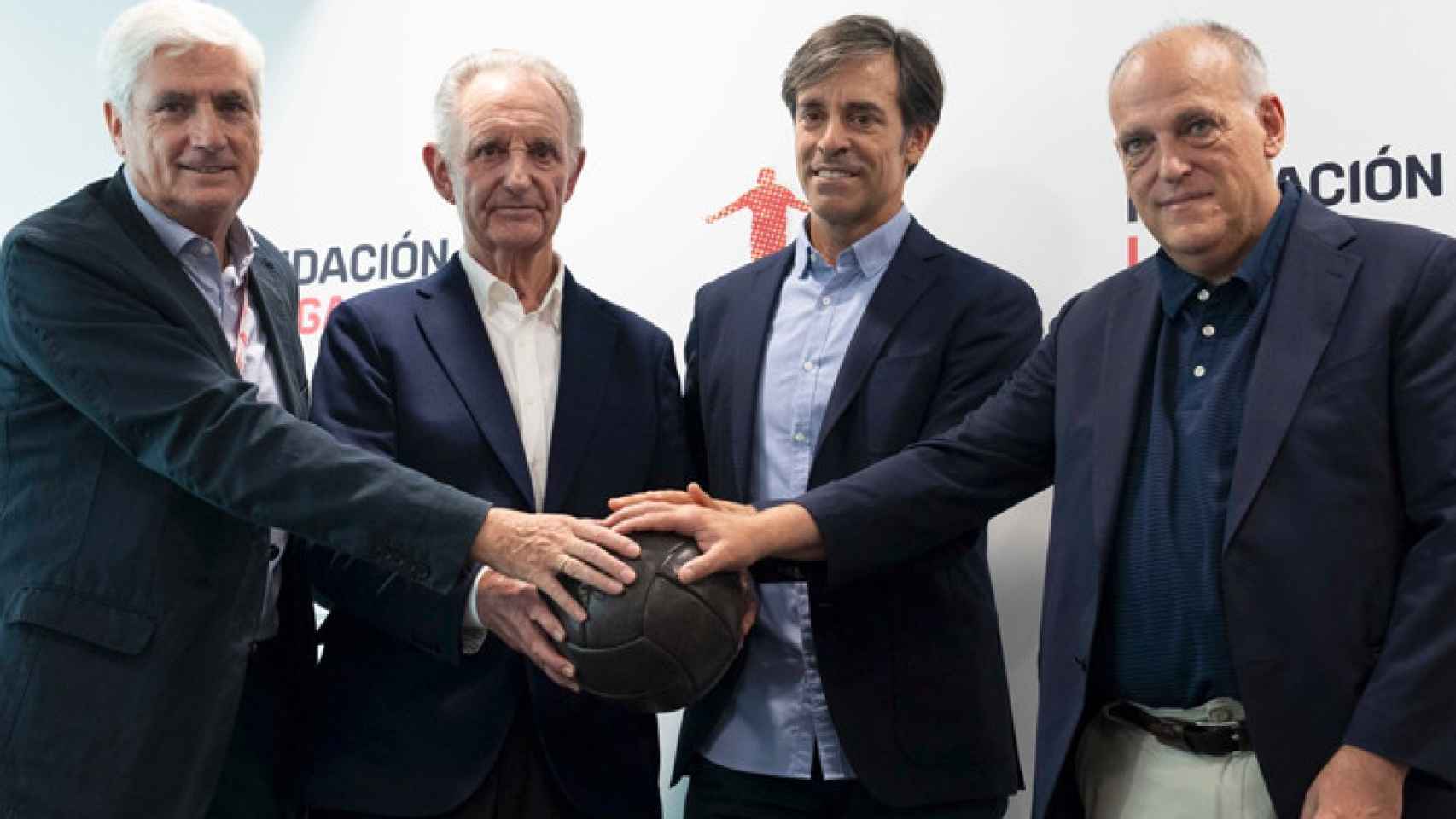 Los dirigentes de la Liga y la FEAFV acordando una nueva alianza