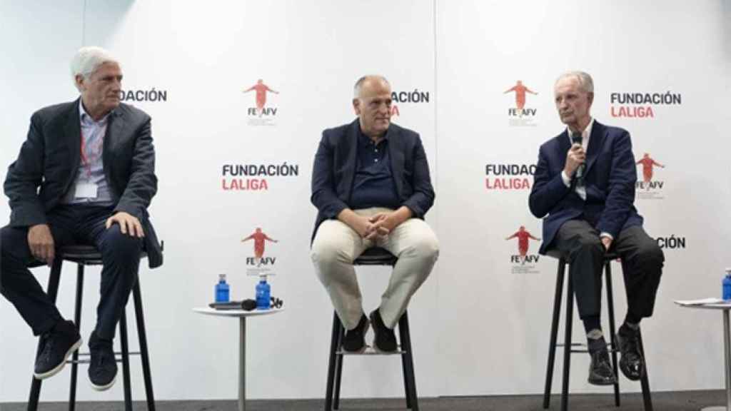 Los dirigentes de la Liga y la FEAFV en un acto oficial