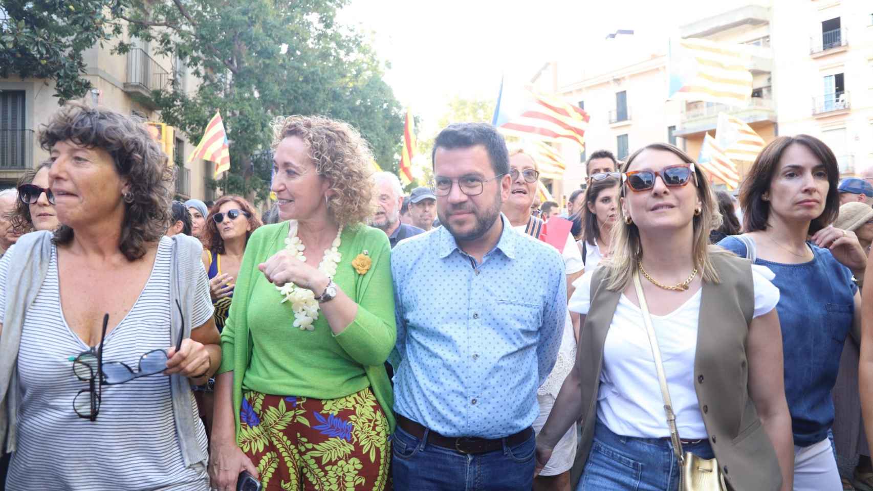 El presidente de la Generalitat, Pere Aragonès, junto a su pareja, Janina Juli (d), la diputada Teresa Jordà (i) y la 'consellera' Ester Capella en la Diada 2023
