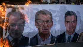 Quema de fotos de Pedro Sánchez y Alberto Núñez Feijóo en la manifestación de la Diada de Arran y la CUP