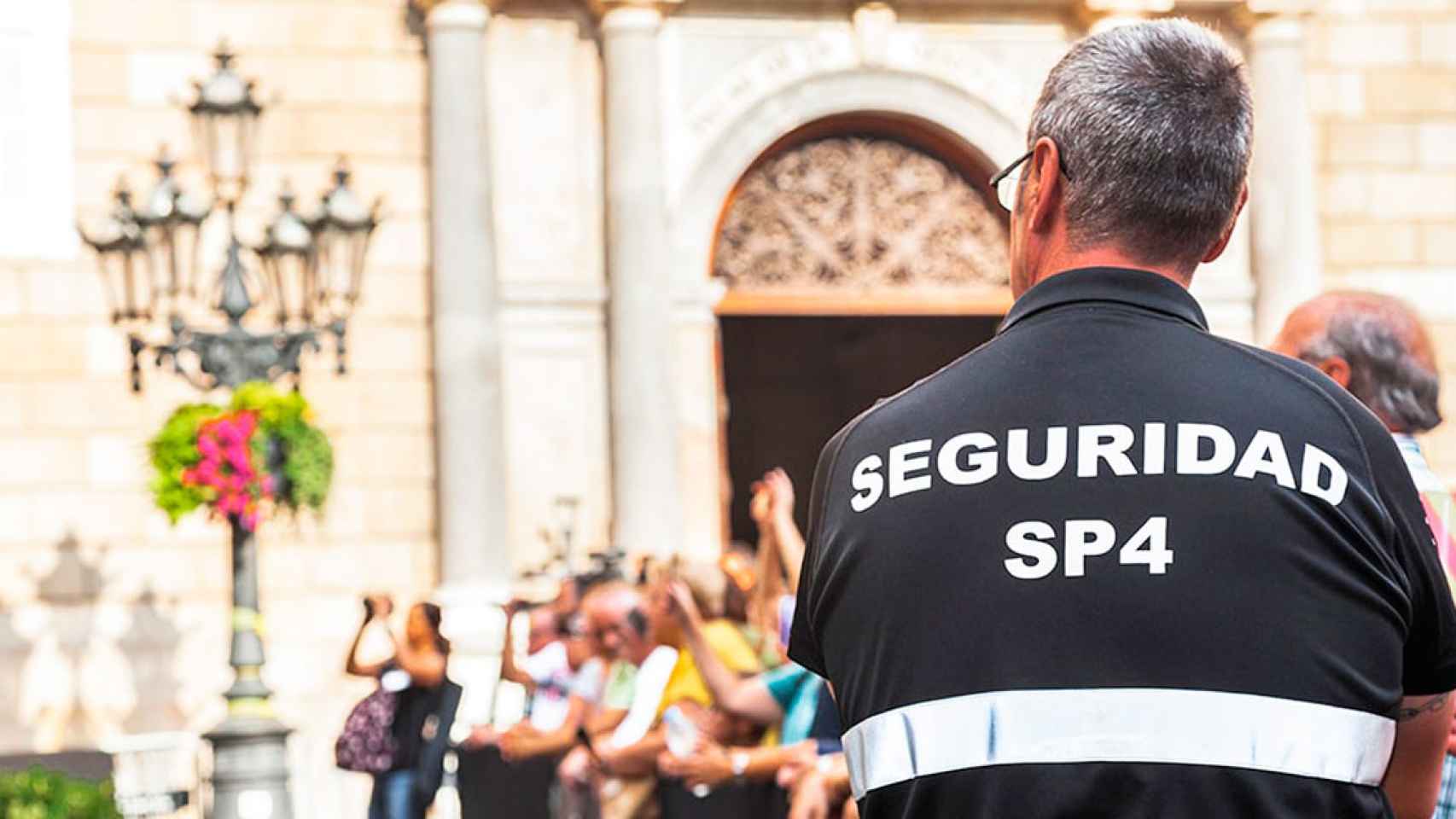 Imagen de un vigilante de SP4 en la Plaza Sant Jaume de Barcelona