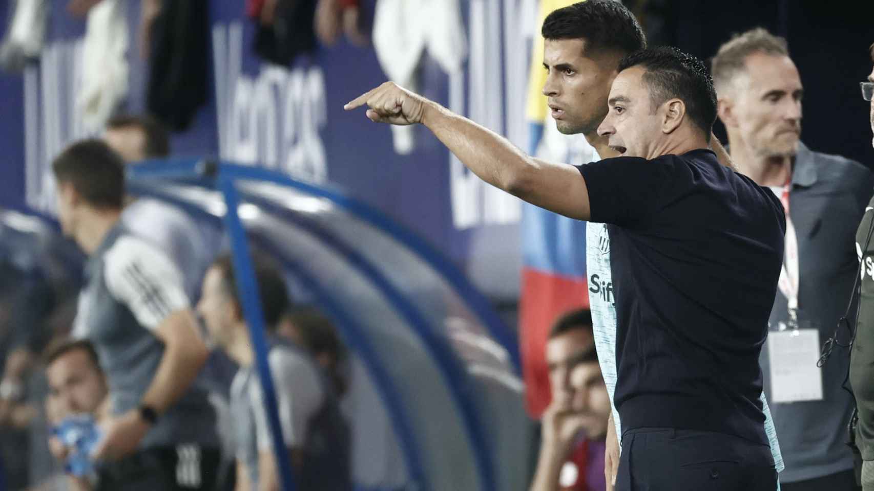 Joao Cancelo y Xavi Hernández, durante el Osasuna-Barça