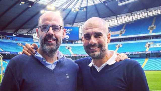 Jordi Basté y Pep Guardiola en el Etihad Stadium del Manchester City