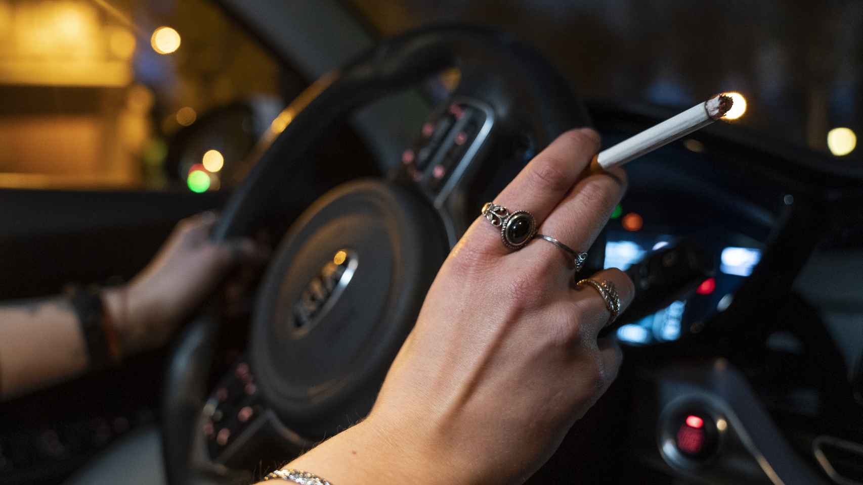 Una persona fuma en un coche