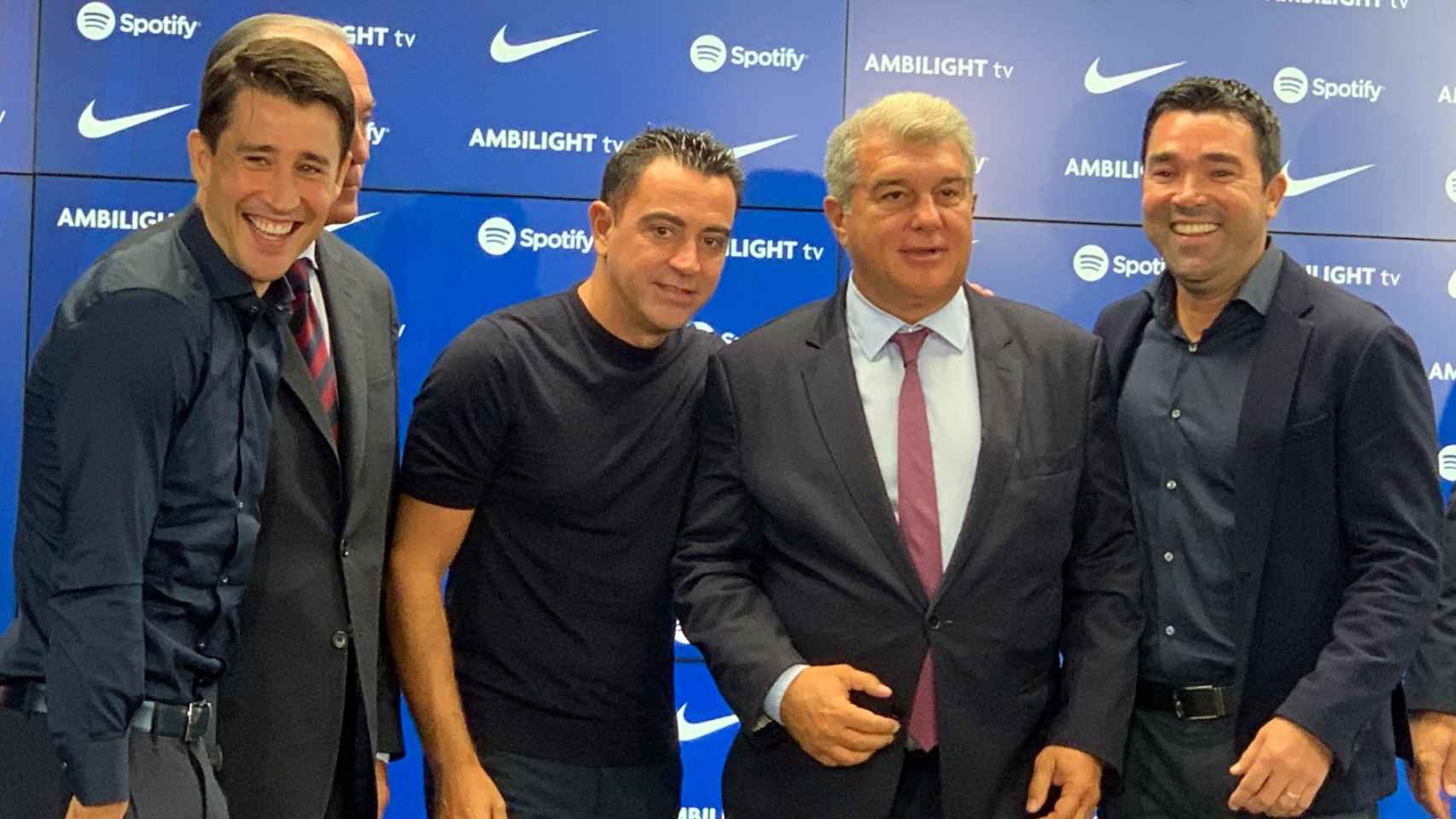 Bojan y Deco se ríen en su presentación junto a Xavi y Laporta