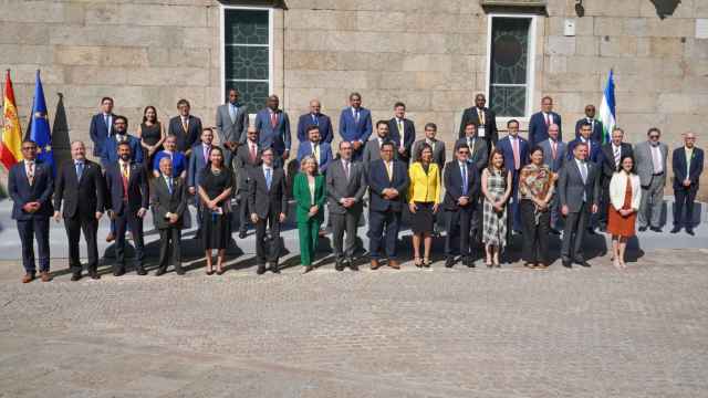 Foto de familia de la reunión entre España y CAF, en Santiago de Compostela / EP