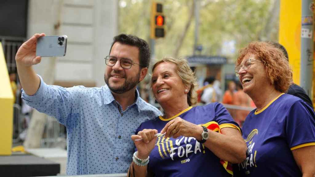 El presidente de la Generalitat, Pere Aragonès, se fotografía con dos mujeres en la Diada del 2023