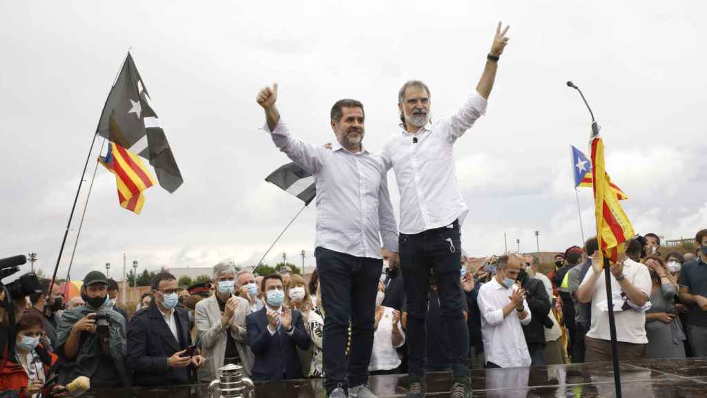 El presidente de la Generalitat, Pere Aragonès (abajo), aplaude al secretario general de Junts, Jordi Sànchez (i) y al presidente de Òmnium Cultural, Jordi Cuixart (d), tras salir de la prisión de LLedoners