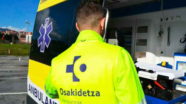 Un sanitario de Ambulancias La Pau ante un vehículo en Euskadi