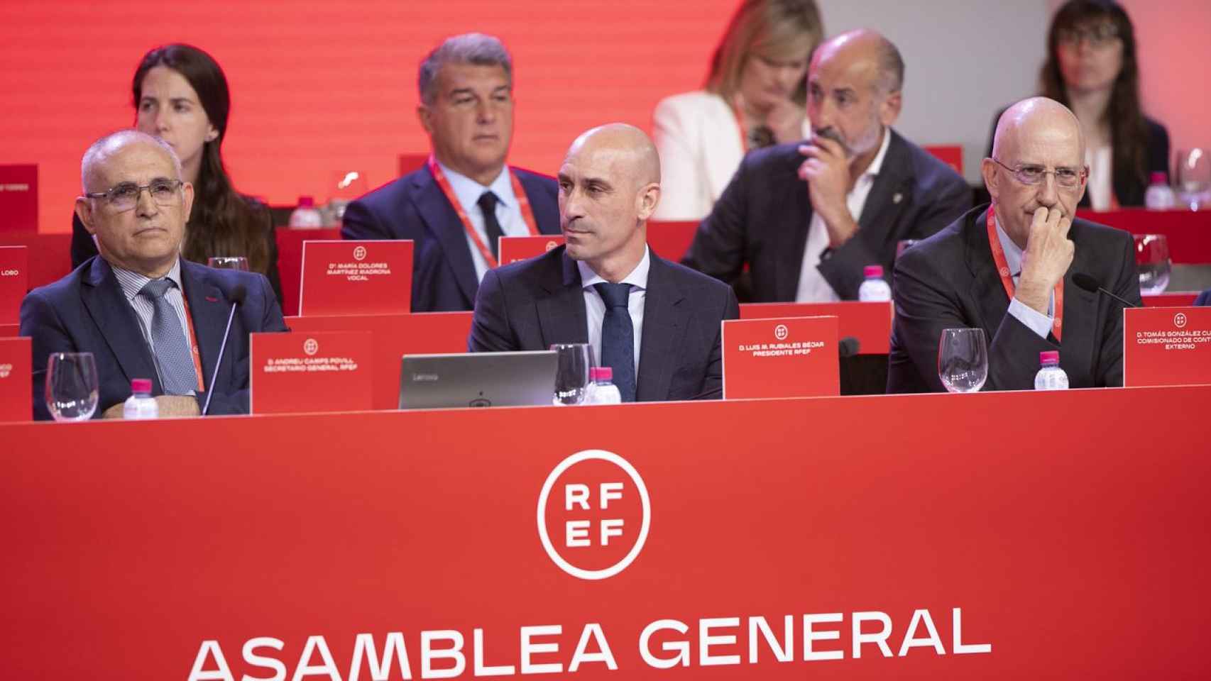 Rubiales, en el centro, durante la asamblea general de la Federación celebrada en Las Rozas