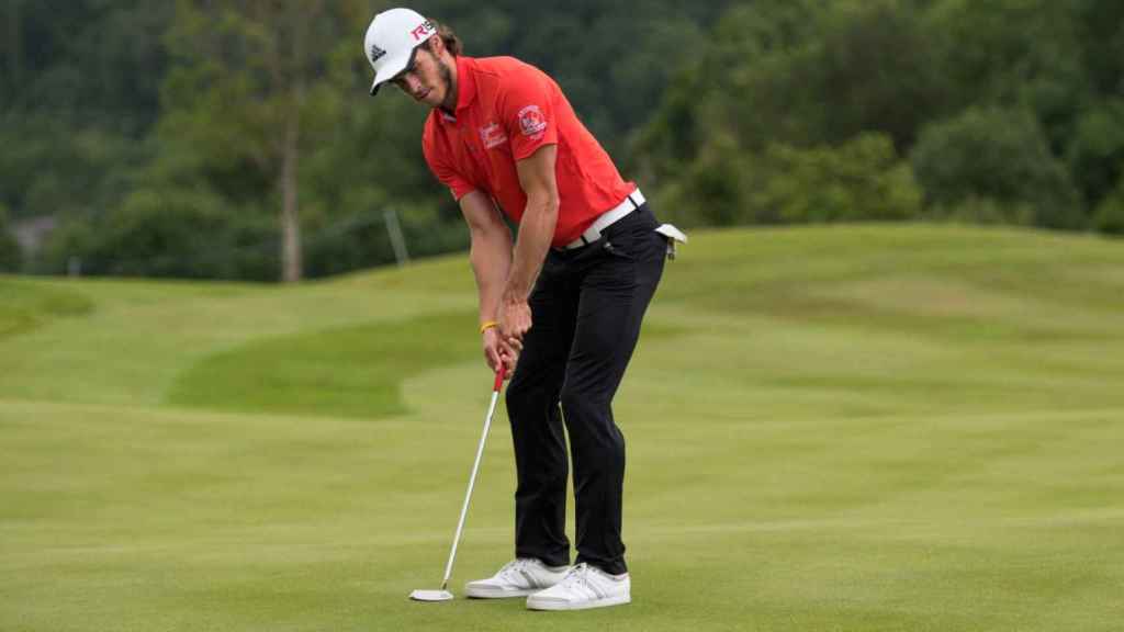 Gareth Bale, jugando al golf en una imagen de archivo