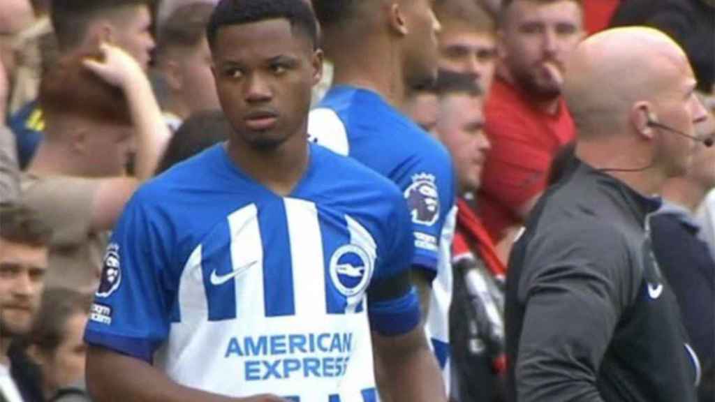 Ansu Fati, justo antes de salir desde el banquillo contra el Manchester United