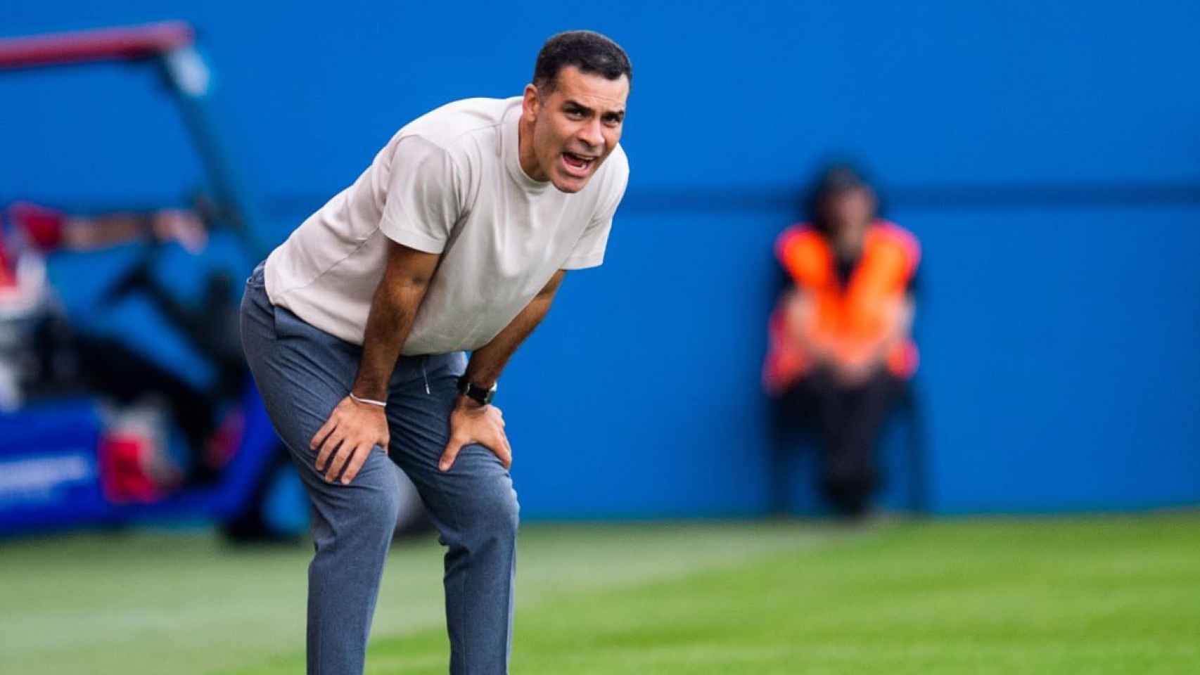 Rafa Márquez, desesperado con sus jugadores en el Estadi Johan Cruyff