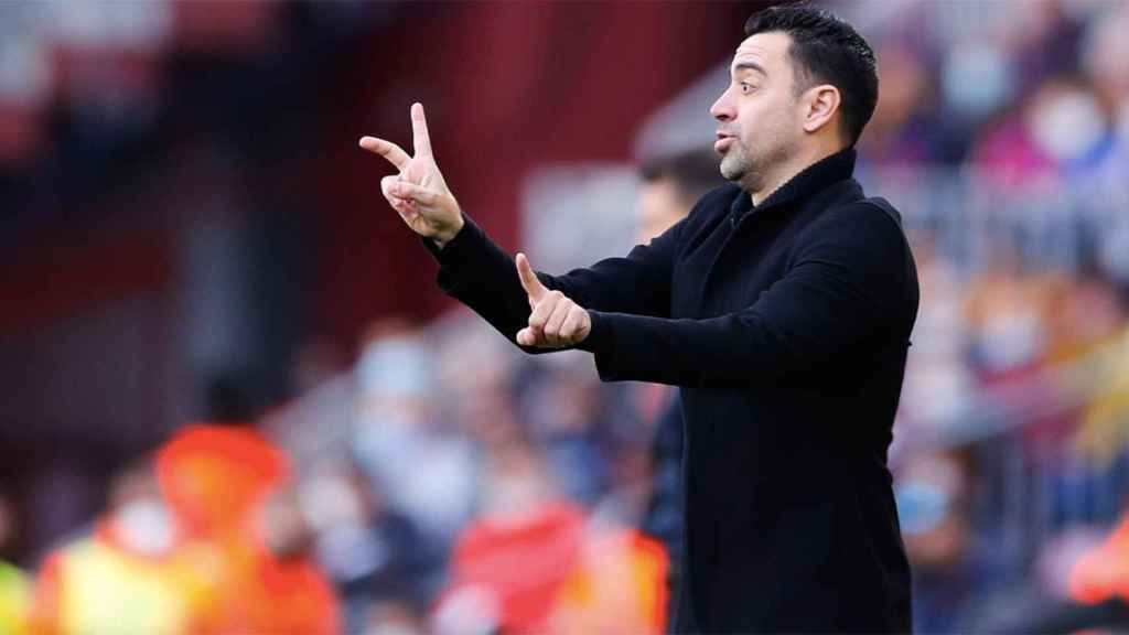 Xavi Hernández, dando instrucciones durante un partido en el Olímpic