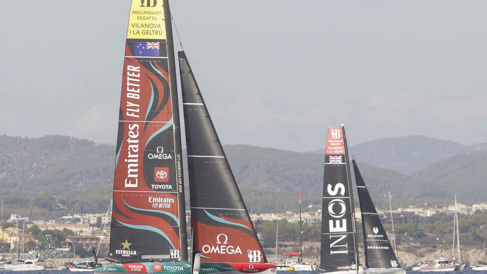 Las escuadras Emirates Team New Zealand e Ineos Britannia, en la regata preliminar de Vilanova de la 37ª Copa América de vela