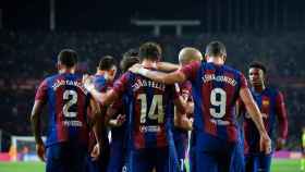 Joao Félix y Joao Cancelo, celebrando un gol con sus compañeros en el Barça