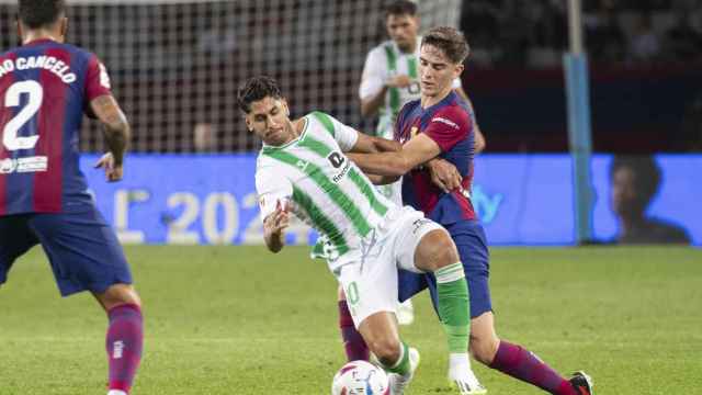 Gavi, luchando por un balón durante el partido contra el Betis