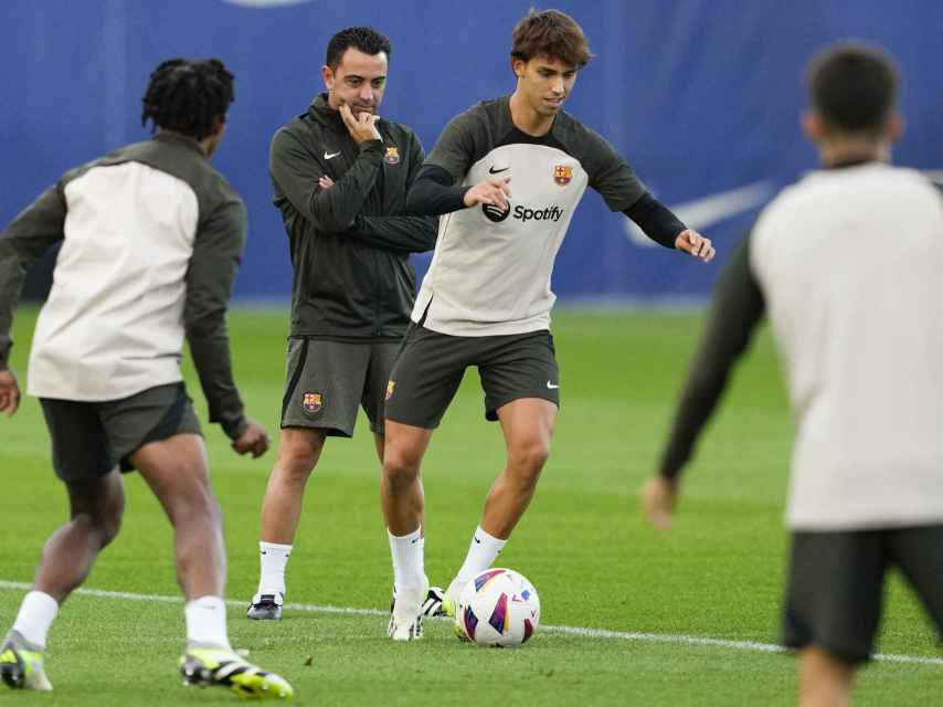 Xavi Hernández, muy atento durante un entrenamiento del FC Barcelona