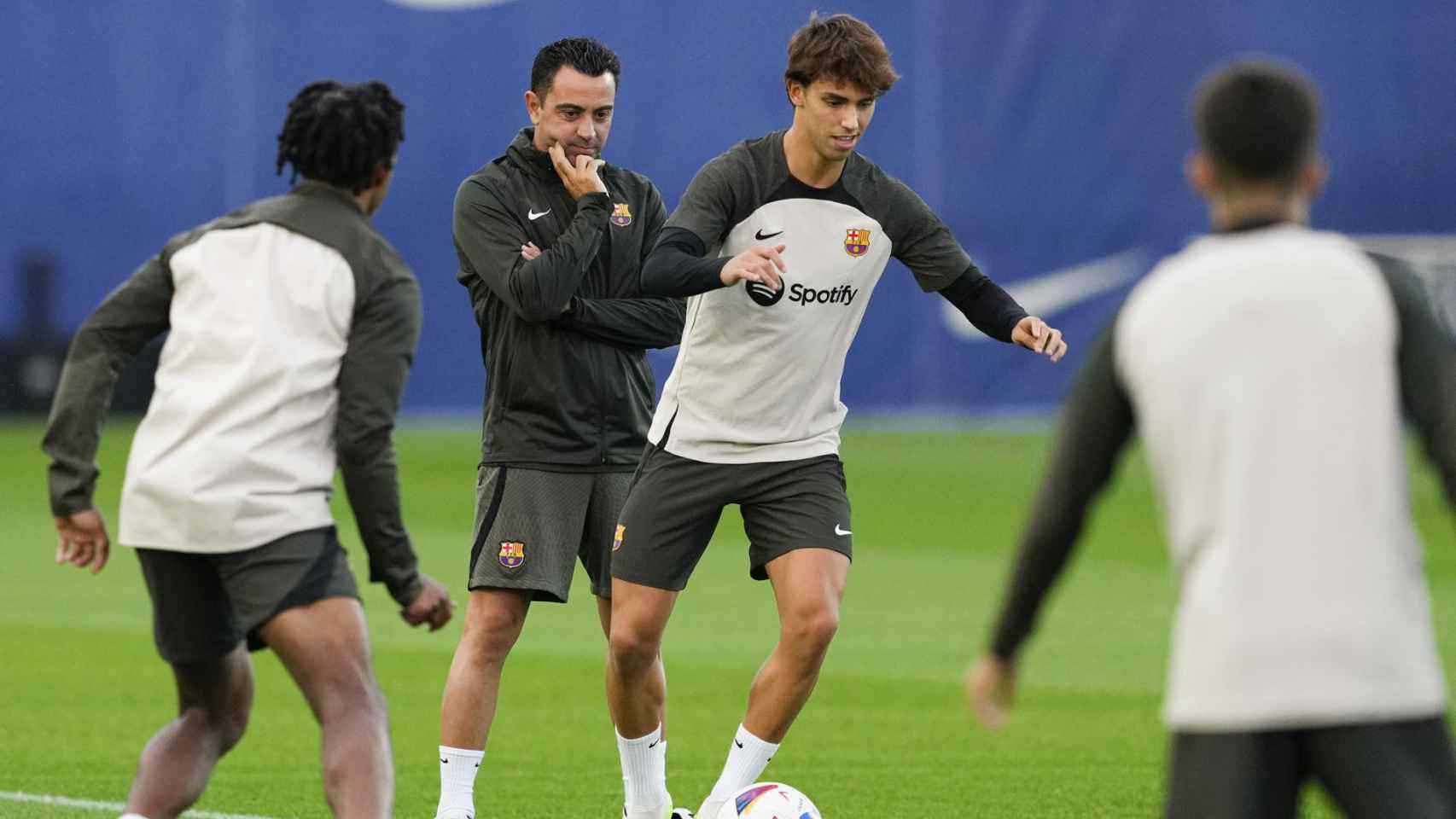 Xavi Hernández, muy atento durante un entrenamiento del FC Barcelona