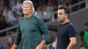 Xavi Hernández y Manuel Pellegrini, durante el transcurso del Barça-Betis