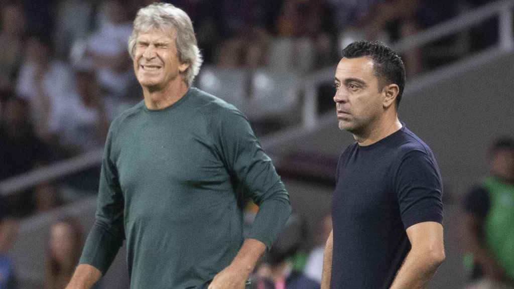 Xavi Hernández, junto a Manuel Pellegrini, en el Estadi Olímpic