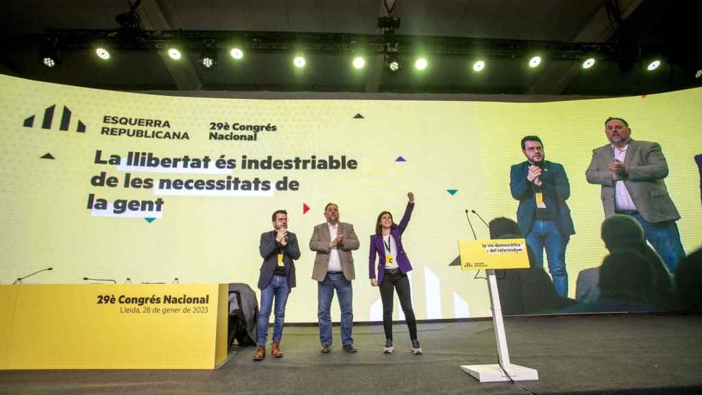 (I-D) El presidente de la Generalitat de Catalunya y coordinador nacional de ERC, Pere Aragonès; el presidente de ERC, Oriol Junqueras y la secretaria general adjunta de ERC y portavoz del partido, Marta Vilalta