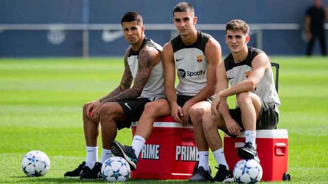 Gavi, junto a Ferran Torres y Joao Cancelo en la Ciutat Esportiva