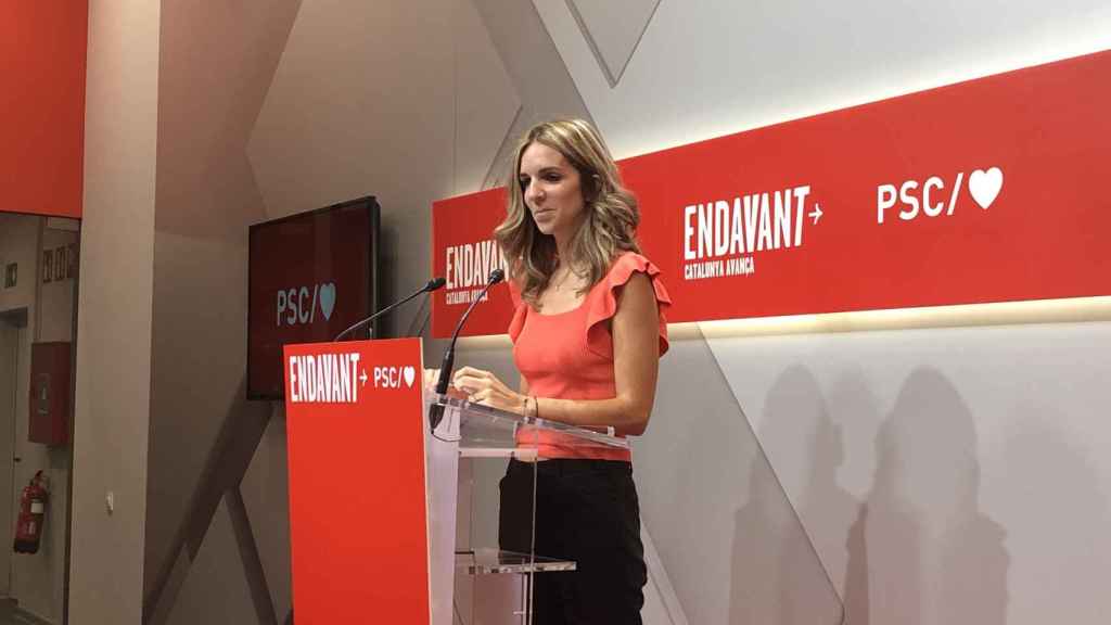 La portavoz del PSC, Èlia Tortolero, en una rueda de prensa tras la reunión de la ejecutiva