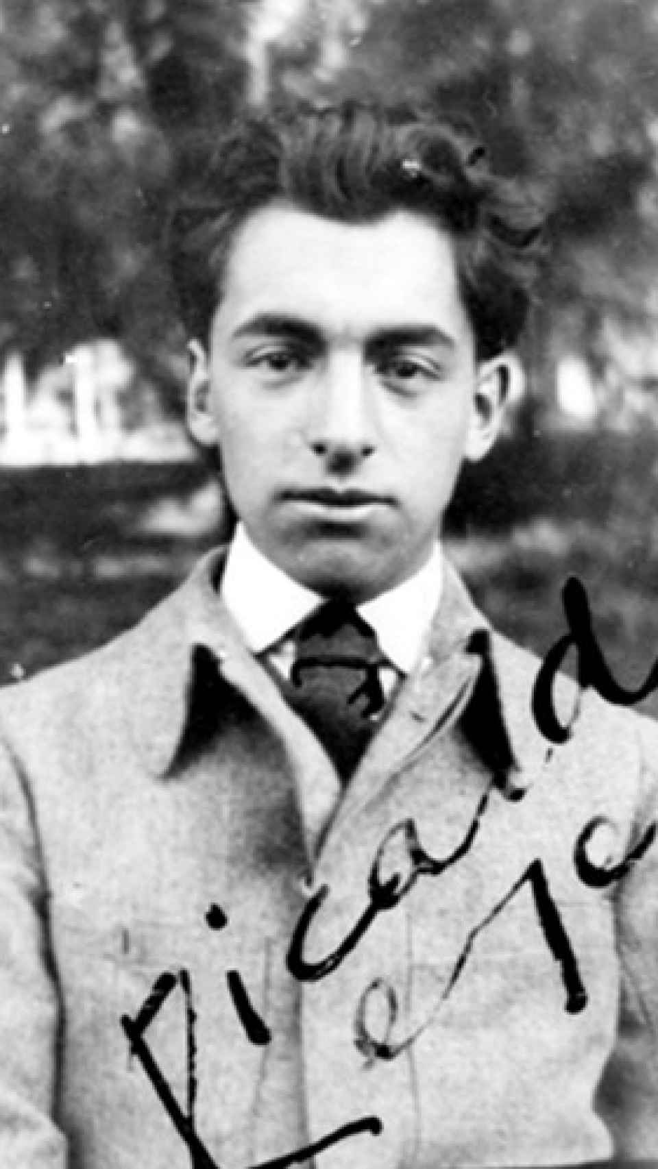 Fotografía del joven Neruda, aún firmando como Ricardo Reyes