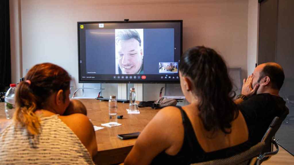 Bernardet, María, Salvador haciendo videollamada con su hermano  Hazael