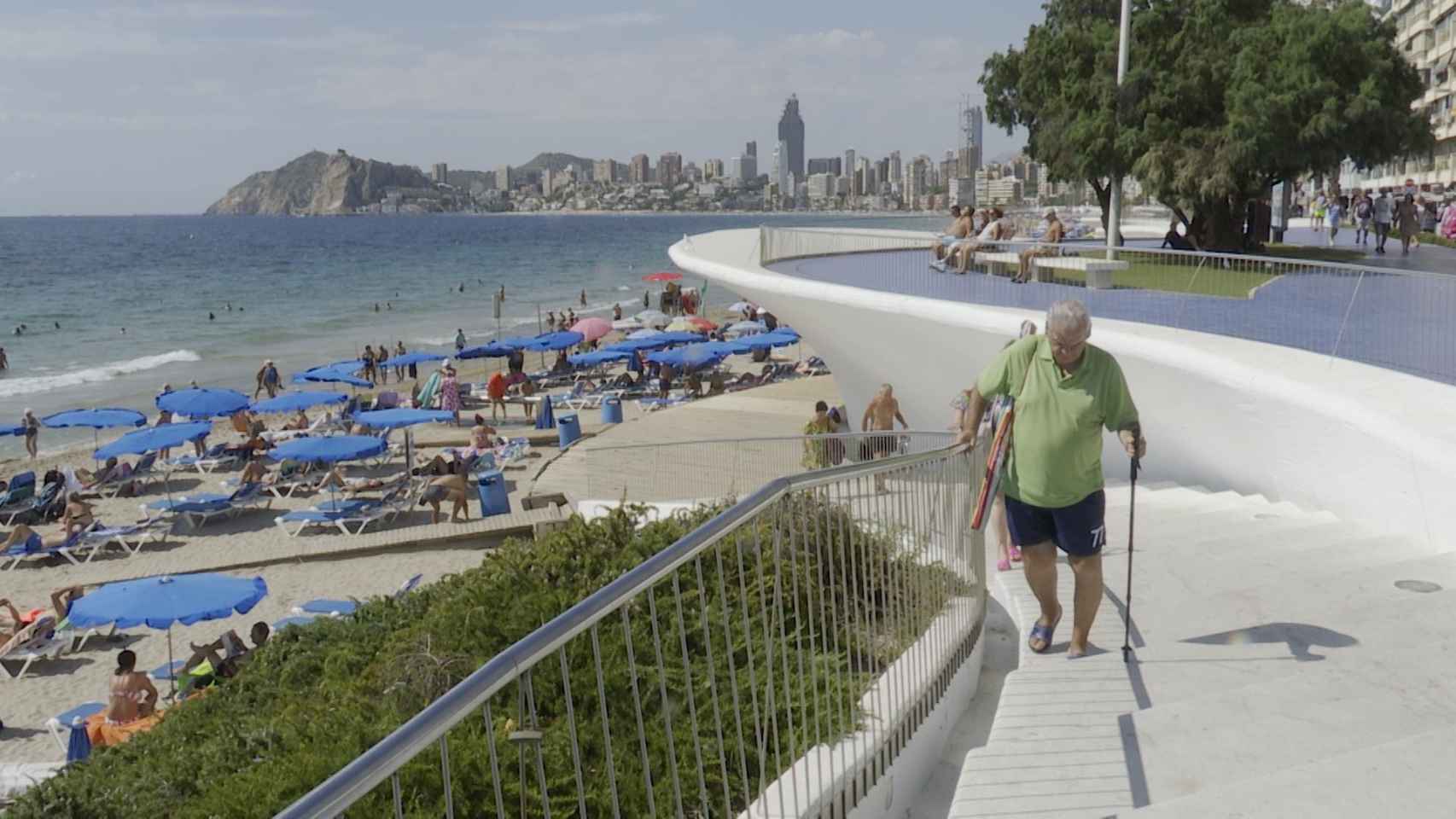 Una persona mayor en un complejo hotelero de la Comunitat Valenciana