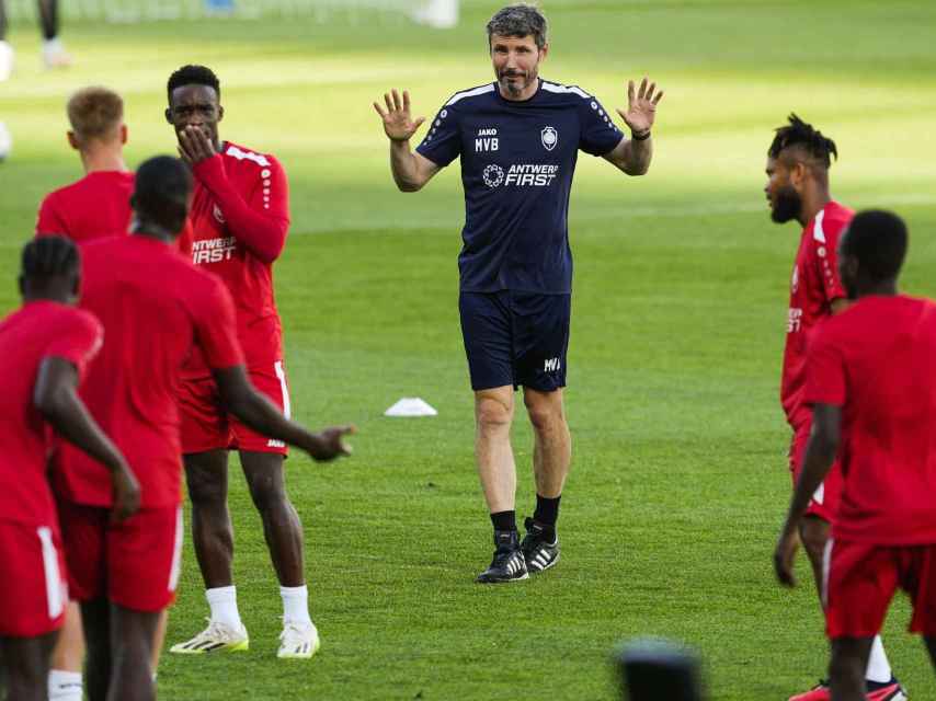 Van Bommel da instrucciones a sus futbolistas