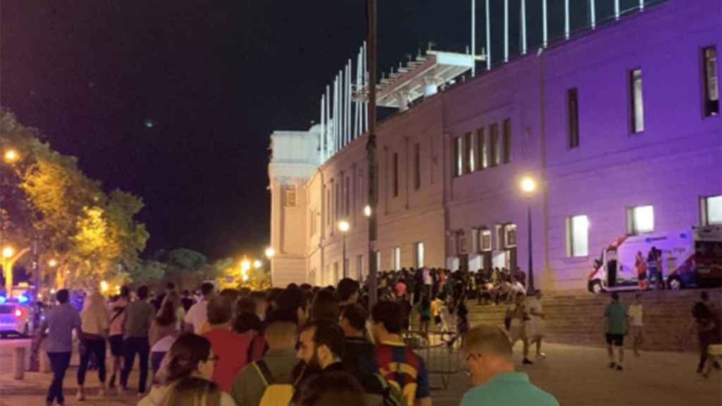 Colas de aficionados para acceder a Montjuïc antes del Barça-Amberes