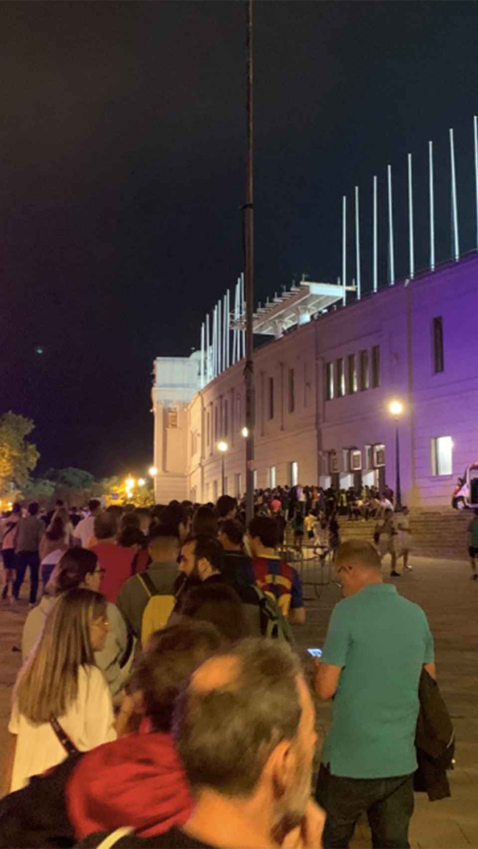 Colas de aficionados para acceder a Montjuïc antes del Barça-Amberes