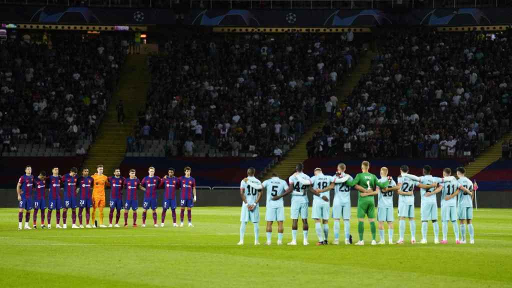 Minuto de silencio entre los jugadores del Barça y el Amberes