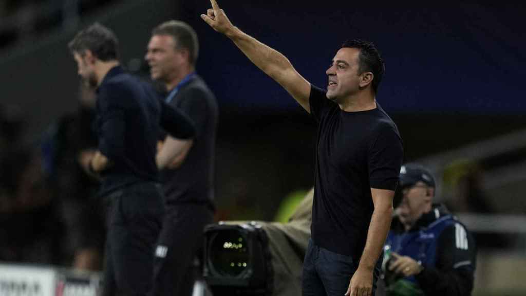 Xavi Hernández da instrucciones a sus jugadores