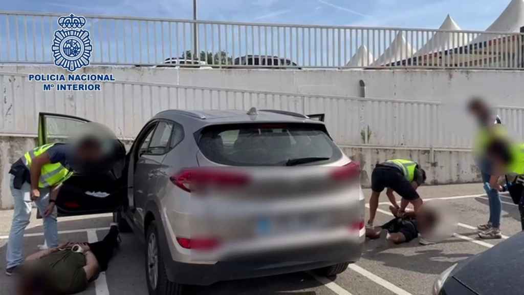 Los agentes de la Policía Nacional detienen a los sospechosos del asesinato de un hombre en Elche