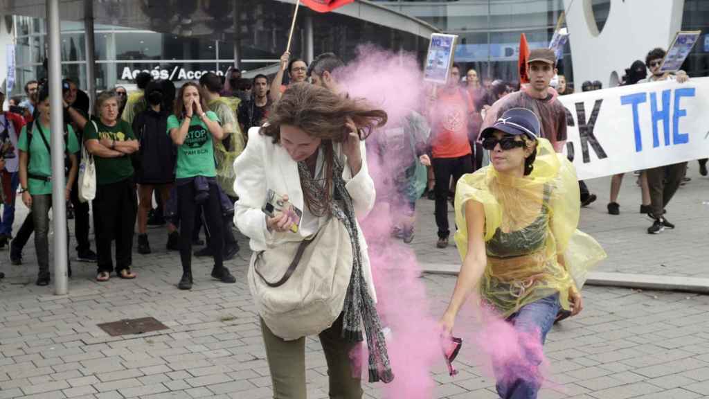 Un centenar de activistas por la vivienda atacan a los visitantes de la feria The District en Barcelona